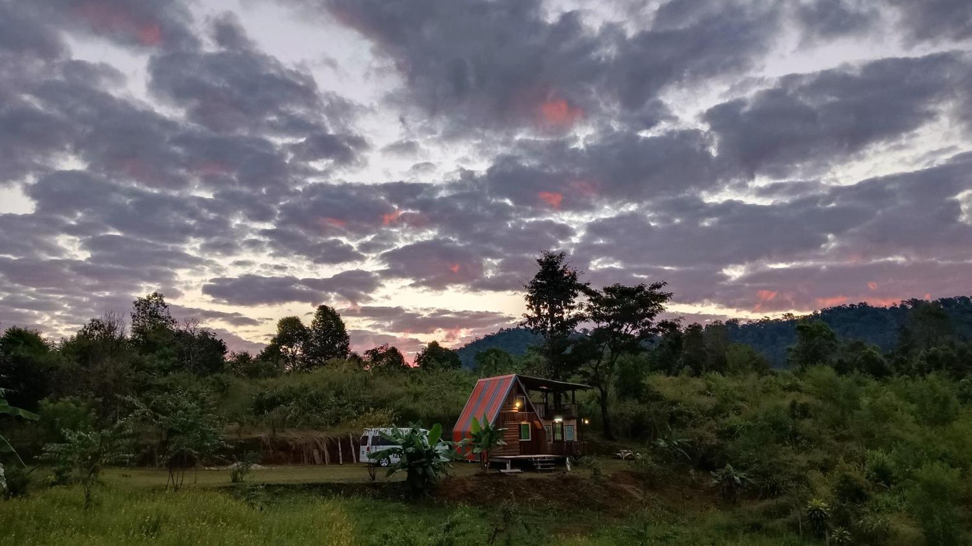 ไร่นิธิสุนทร Nithisoonthon Farmstay Mae Hong Son Esterno foto